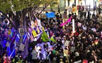 「光の革命」大展開、「戦争反対」こそトレンドだ！〜3.29 新宿東南口・反戦ライブに約3000人