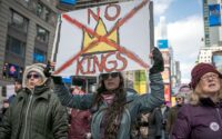 「王はいらない」デモは希望の源〜全米800万人が反トランプデモ