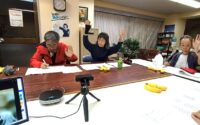 川柳句会報告 : 「パリは燃ゆ起て万国の高校生」「日本のデモだけ映らぬこのテレビ」